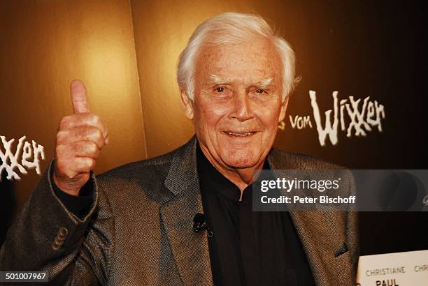 Joachim Fuchsberger, Pressevorführung Kino-Film "Neues vom Wixxer", München, Bayern, Deutschland, "Cinemaxx-Filmpalast", Foyer, Daumen hoch ,...