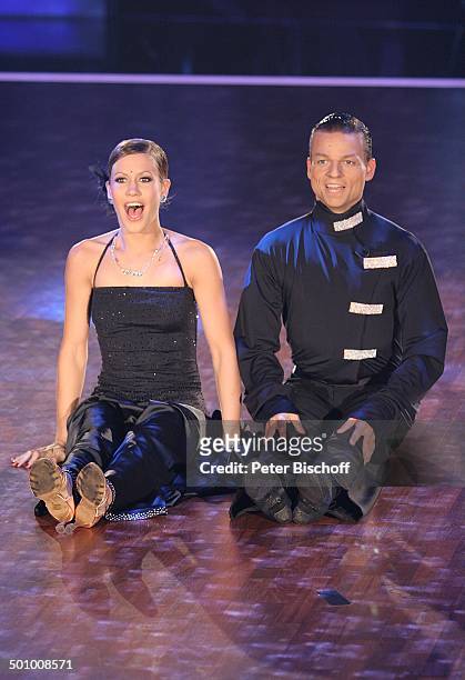 Wolke Hegenbarth, Tanz-Partner Oliver Seefeldt , Finalisten der RTL-Tanzshow "Let's Dance", Halb-Finale, Köln, Deutschland, , P.-Nr. 675/2006, sexy,...