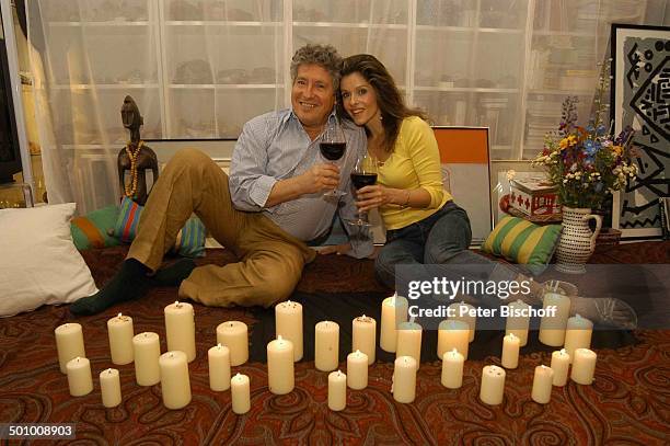 Volker Brandt, Freundin Susanne Meikl, Homestory, Party-Vorbereitungen zum 70. Geburtstag von V o l k e r B r a n d t, München, Deutschland, , P.-Nr...