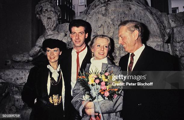 Ingrid van Bergen, Braut Tochter Carolin van Bergen, Bräutigam Kay Sabban Name folgt,, Hochzeit - Carolin van Bergen und Kay Sabban, , Blumenstrauß,...