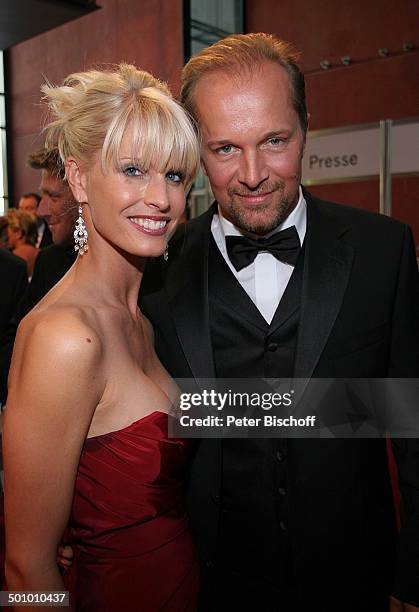 Jochen Horst , Ehefrau Tina geb. Ciamperla, SAT.1-Gala "Deutscher Fernsehpreis 2005", Köln, Deutschland, , P.-Nr. 1246/2005, "Coloneum", roter...