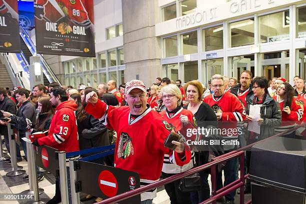 https://media.gettyimages.com/id/501011744/photo/chicago-il-chicago-blackhawks-fans-wait-in-long-lines-to-receieve-the-stanley-cup-championship.jpg?s=612x612&w=gi&k=20&c=Y1Rg936wKpFy56xZ6tc70-OvTkFPpRZ5uBUGLLyUYho=