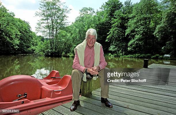 Rudi Carrell, Homestory, Wachendorf bei Syke/Deutschland, , 482/2002, Garten seines Grundstücks, See mit Tretboot, Anlege-Steg, Bootssteg,...