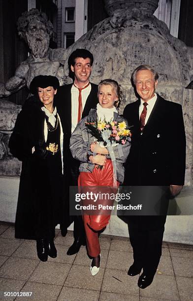 Ingrid van Bergen, Braut Tochter Carolin van Bergen, Bräutigam Kay Sabban Name folgt,, Hochzeit - Carolin van Bergen und Kay Sabban, , Blumenstrauß,...