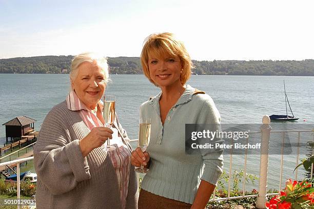 Uschi Glas , Ruth Drexel, ARD-Reihe: "Zwei am großen See", Folge 5: "Große Gefühle", Starnberger See, Deutschland, , Komödie, Champagner,...