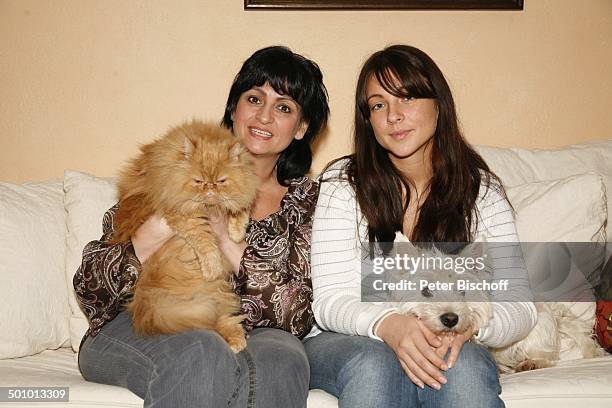 Diana Müll , Tochter Alicia , Hund "Sir Lanzelot" , Perserkatze "LEO", Homestory in Giessen, Hessen, Deutschland, Wohnzimmer, Couch, Sofa, Promi, TP,...