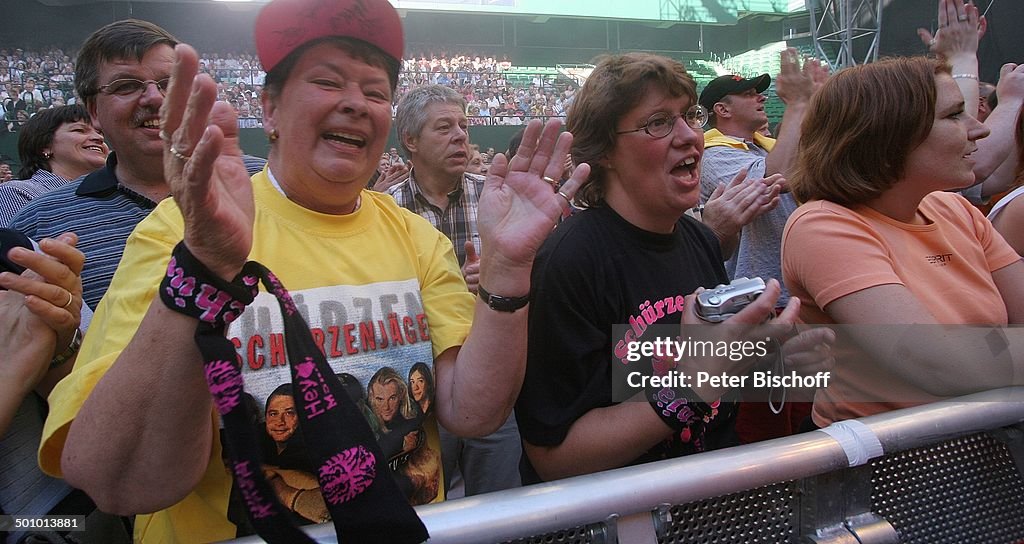 Schürzenjäger, Konzert, Gerry Weber Stadion, Halle/Westfalen, Deutschland, 18.06.2005, P.-Nr. 901/2006, Fans, Zuschauer, jubeln, klatschen, singen, Pr