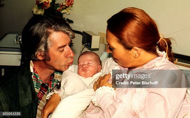 Rudi Carrell, Ehefrau Anke Carrell, Sohn Alexander Carrell, , Krankenhaus/"Links der Weser", Bremen/Deuschland, , Entbindung, Baby, Säugling, Kind,...