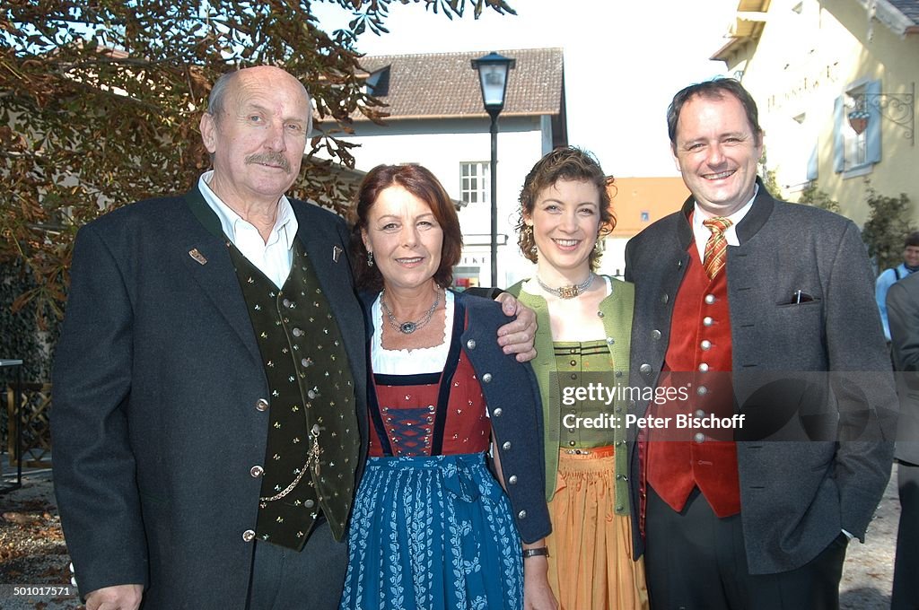 Anton Pointecker, Brigitte Walprun, Daniela Maerz, Bernhard Ulrich (v.li.n.re.), BR-Daily-Serie 'Dahoam is Dahoam', Dachau, Bayern, Deutschland, Europ