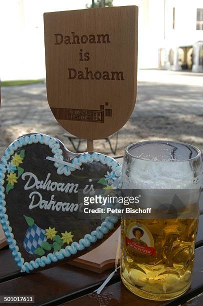 Logo, Biergarten mit Stammtisch-Schild und Lebkuchen-Herz, BR-Daily-Serie "Dahoam is Dahoam", Dachau, Bayern, Deutschland, Europa, Glas, Maß Bier,...