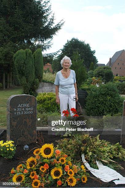 Erna Bobbert - Exklusiv-Foto, Ex-Schwiegermutter von Rudi Carrell, Mutter von Anke Kesselaar, "Friedhof Heiligenfelde" , Grabstein von Rudi und Anke,...