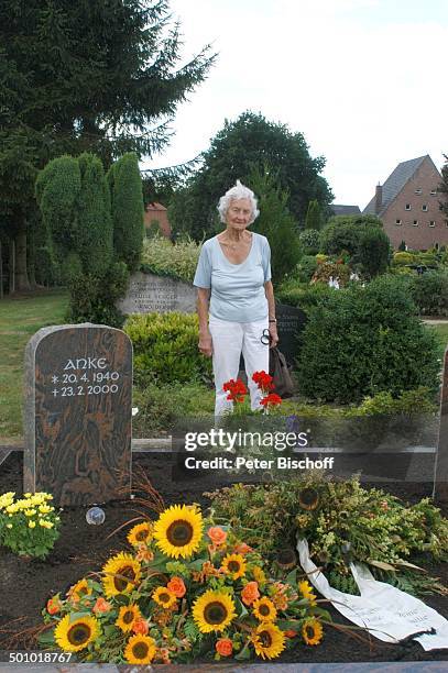 Erna Bobbert - Exklusiv-Foto, Ex-Schwiegermutter von Rudi Carrell, Mutter von Anke Kesselaar, "Friedhof Heiligenfelde" , Grabstein von Rudi und Anke,...