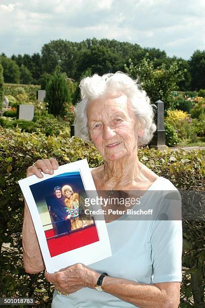 Erna Bobbert - Ex-Schwiegermutter von Rudi Carrell, Mutter von Anke Kesselaar "Friedhof Heiligenfelde" , nähe Grab von Rudi Carrel und Ex-Ehefrau...