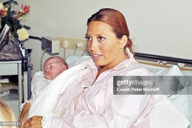 Anke Carrell, Sohn Alexander Carrell, , Krankenhaus/"Links der Weser", Bremen/Deuschland, , Entbindung, Baby, Säugling, Kind, Mutter, Neugeborenes,...