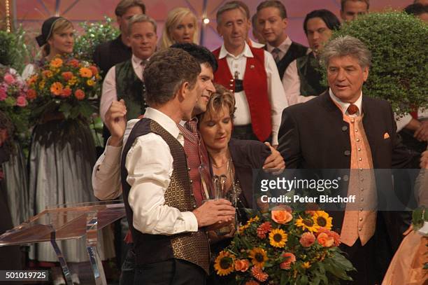 Vincent und Fernando trösten Monika Martin , Michael Hartl , dahinter Mitwirkende, Sieger der ZDF-Musikshow "Grand Prix der Volksmusik" 2006,...