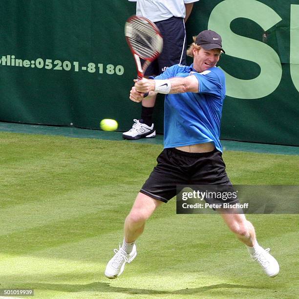 Jim Courier, Gerry Weber Open 2005, Halle, Deutschland, , P.-Nr.:894/2006, Gerry Weber Stadion, Tennis-Schläger, Ball, Promi NM; Foto: P.Bischoff/CD;...