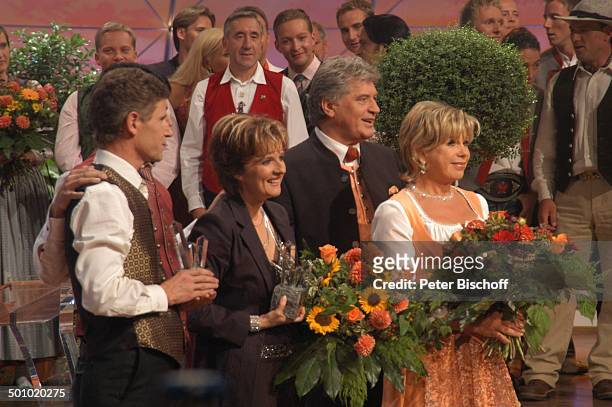Vincent und Fernando , Monika Martin , Marianne Hartl, Ehemann Michael Hartl , dahinter Mitwirkende, Sieger der ZDF-Musikshow "Grand Prix der...