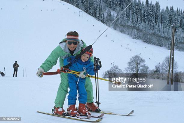 Fritz Wepper, Tochter Sophie Wepper , , Skiurlaub in Tirol, Söll, Österreich, , Skier, Berg, Schnee, Skibrille, Seilbahn, festhalten, Schauspieler,...