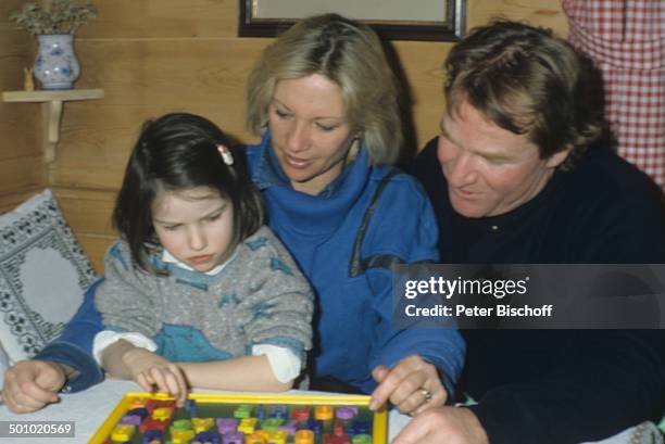 Fritz Wepper, Tochter Sophie Wepper , , Ehefrau Angela Wepper, Skiurlaub in Tirol, Söll, Österreich, , Buchstabentafel, Schauspieler, Promi, DB/DB;...