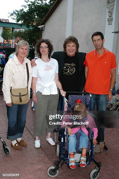 Tony Marshall, Tochter Stella - , Marshall , behinderte Kinder vom Kindergarten Rastatt mit Eltern und Betreuern, "Europa Park", Rust , Deutschland,...