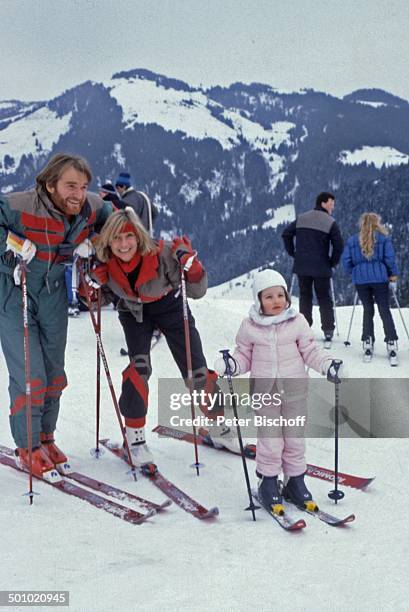 Fritz Wepper, Angela Wepper, Tochter Sophie Wepper , , Winterurlaub in Tirol, Söll, Österreich, , Schnee, Berg, Winteranzug, Skianzug, Skier, Mütze,...