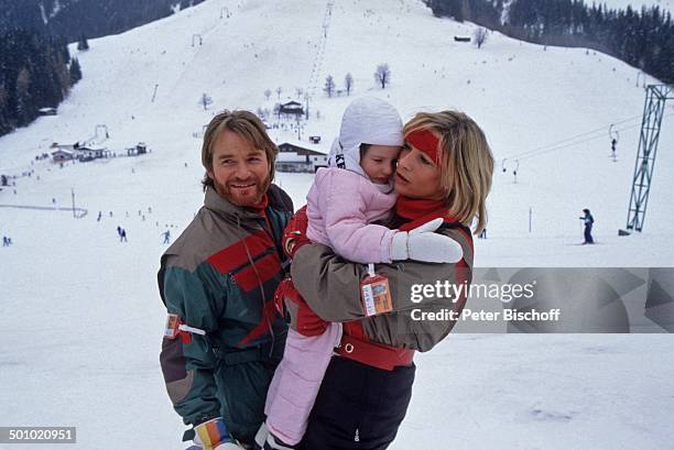 Fritz Wepper, Tochter Sophie Wepper , , Angela Wepper , Winterurlaub in Tirol, Söll, Österreich, , trösten, Schnee, Berg, Winteranzug, Skianzug,...