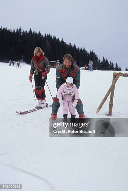 Fritz Wepper, Tochter Sophie Wepper , , Angela Wepper , Winterurlaub in Tirol, Söll, Österreich, , Schnee, Berg, Winteranzug, Skianzug, Skier, Mütze,...