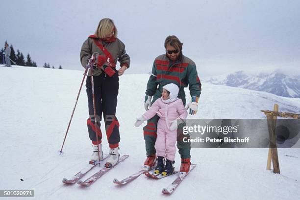 Fritz Wepper, Tochter Sophie Wepper , , Angela Wepper , Winterurlaub in Tirol, Söll, Österreich, , Schnee, Berg, Winteranzug, Skianzug, Skier, Mütze,...