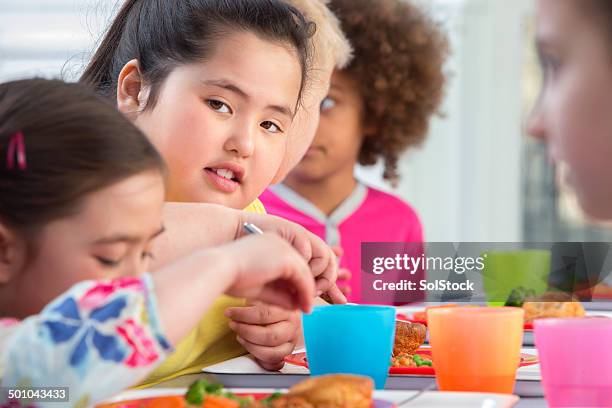 kinder essen school abendessen - chubby asian girl stock-fotos und bilder