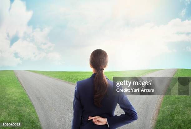 não deixes que o medo parar na estrada para o sucesso - mãos-atrás-das-costas imagens e fotografias de stock