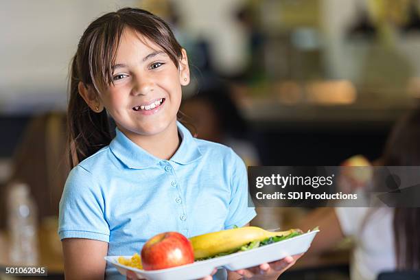 cute escola primária de alunos segurando a bandeja de comida no lunchroom - cantina imagens e fotografias de stock