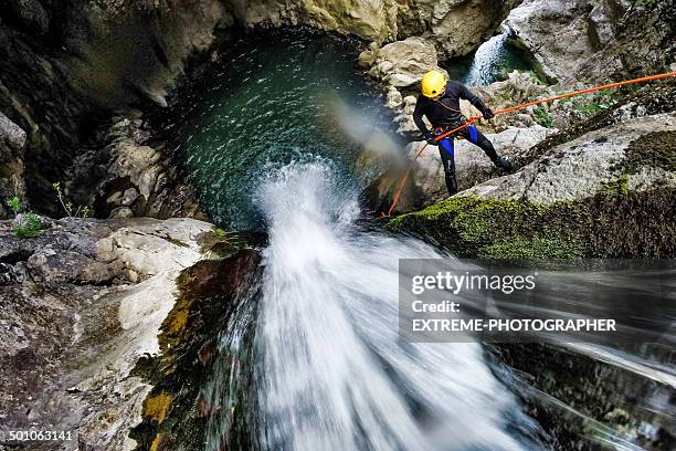 rappeling sur la cascade - descente en rappel photos et images de collection