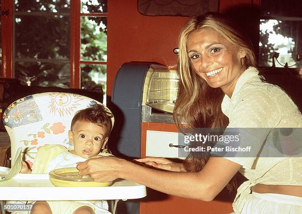 Daliah Lavi , , Sohn Alexander, Homestory, Küche, Miami, Florida, USA, Nordamerika, füttern, Hochstuhl, Teller, Lachen, Kind, Baby, Sängerin,...