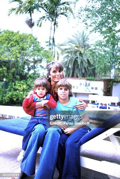 Daliah Lavi-Gans , , Sohn Rouven , Sohn Alexander, Homestory, Garten, Miami, Florida, USA, Nordamerika, Palmen, Büsche, Liege, kuscheln, umarmen,...