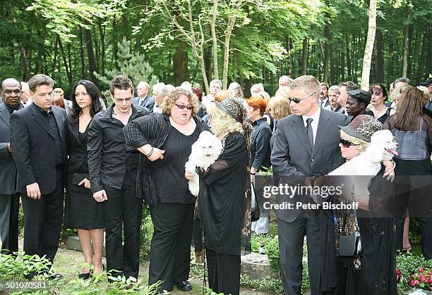 Rosi Jacob mit Pudel, gestützt von Sohn Lars, Eva Jakob , deren Tochter Angela und Sohn René, Jens Jakob mit Freundin, König Céphas Bansah von H o h...