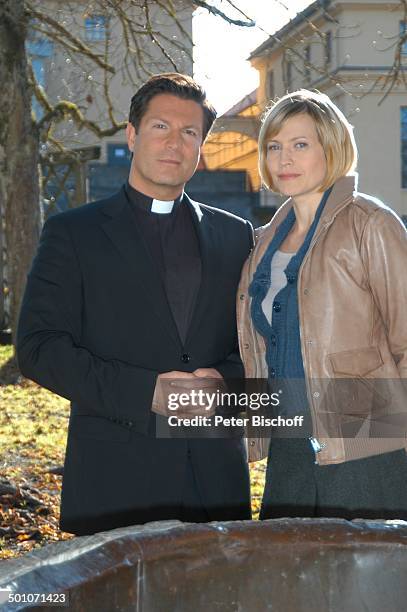 Francis Fulton-Smith, Christine Döring, ZDF-Serie "Das 5. Gebot", Straßlach, Bayern, Deutschland, Europa, Garten, Tracht, Uniform, Talar, Priester,...