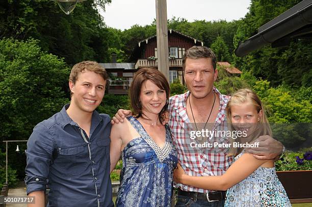 Leon Sokar, Gisa Zach, Hardy Krüger jun., Paulina Schwab , ZDF-Serie "Forsthaus Falkenau", 22. Staffel, Starnberg, Bayern, Deutschland, Europa, Haus,...