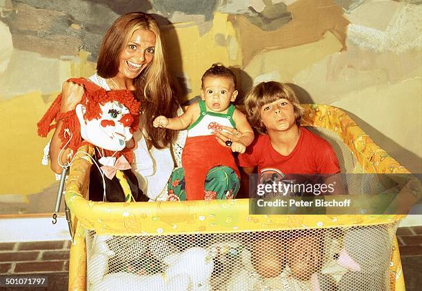 Daliah Lavi , , Sohn Alexander , Sohn Rouven, Homestory, Miami, Florida, USA, Nordamerika, Laufstall, Puppe, Kuscheltier, Kind, Baby, Sängerin,...