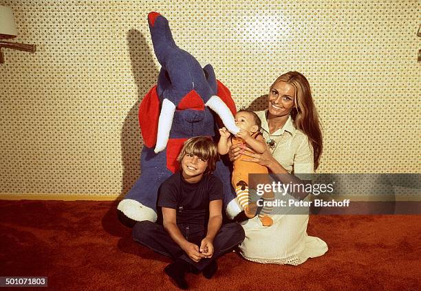 Daliah Lavi , , Sohn Alexander , Sohn Rouven, Homestory, Miami, Florida, USA, Nordamerika, Elefant, Kuscheltier, spielen, Kind, Baby, Sängerin,...