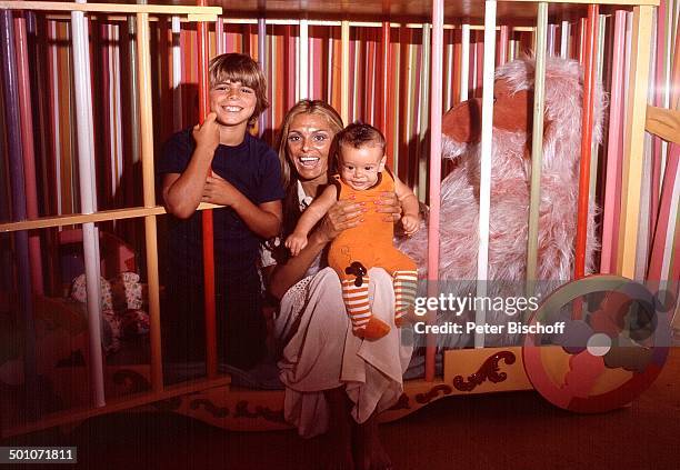 Daliah Lavi , , Sohn Alexander , Sohn Rouven, Homestory, Miami, Florida, USA, Nordamerika, Zirkus-Wagen, Gitter, Kuscheltier, spielen, Kind, Baby,...