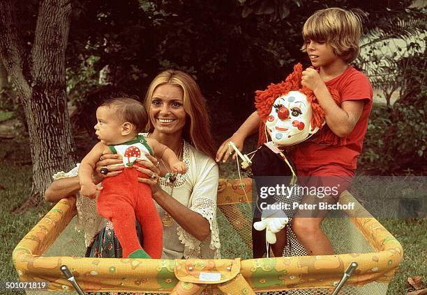 Daliah Lavi , , Sohn Alexander , Sohn Rouven, Garten, Homestory, Miami, Florida, USA, Nordamerika, Laufstall, Puppe, Kuscheltier, Kind, Baby,...