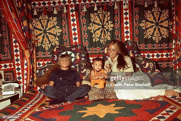 Daliah Lavi , , Sohn Alexander , Sohn Rouven, Homestory, Schlafzimmer, Miami, Florida, USA, Nordamerika, Kissen, Bett, Entspannung, relaxen, Telefon,...