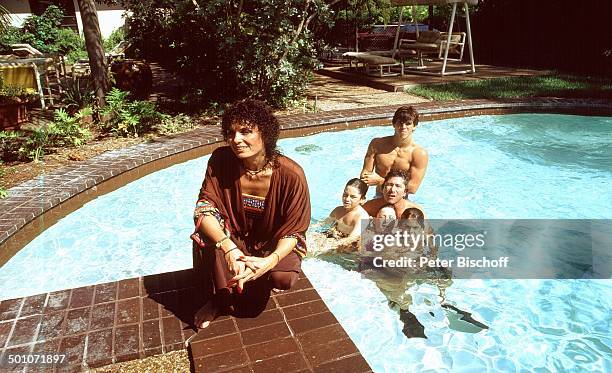 Daliah Lavi-Gans , , im Wasser: Sohn Steven, Tochter Cathy, Sohn Alexander , Ehemann Chuck Gans Sohn Rouven , Homestory, Garten, Miami, Florida, USA,...