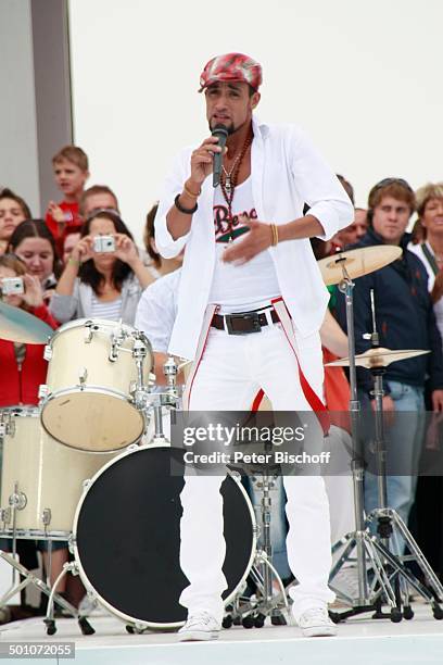 Mark Medlock , Band, Zuschauer, Fans, ZDF-Show: "Fernsehgarten", Mainz, Rheinland-Pfalz, Deutschland, Auftritt, Bühne, Mikrofon, Schlagzeug,...