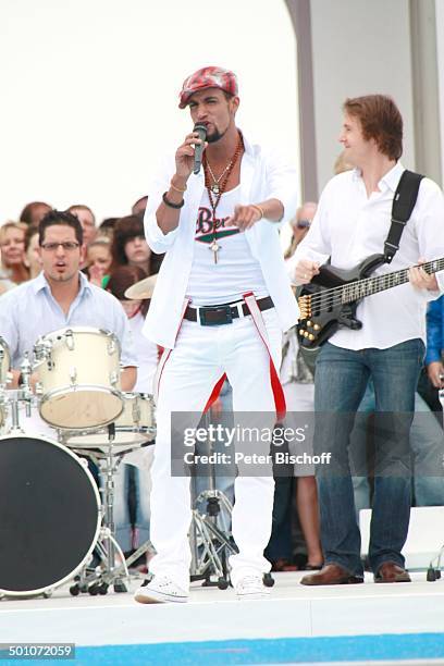 Mark Medlock , Band, Zuschauer, Fans, ZDF-Show: "Fernsehgarten", Mainz, Rheinland-Pfalz, Deutschland, Auftritt, Bühne, Mikrofon, Gitarre, Schlagzeug,...