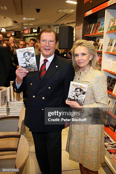 Roger Moore, Ehefrau Christina Tholstrup, Signierstunde Autobiografie "Mein Name ist Bond ... James Bond", "Mayersche Buchhandlung", Köln,...