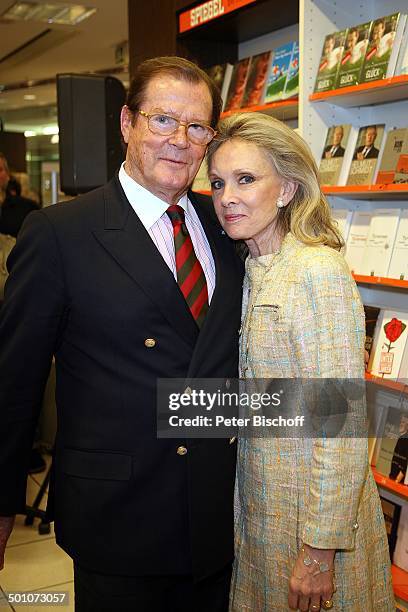 Roger Moore, Ehefrau Christina Tholstrup, Signierstunde Autobiografie "Mein Name ist Bond ... James Bond", "Mayersche Buchhandlung", Köln,...