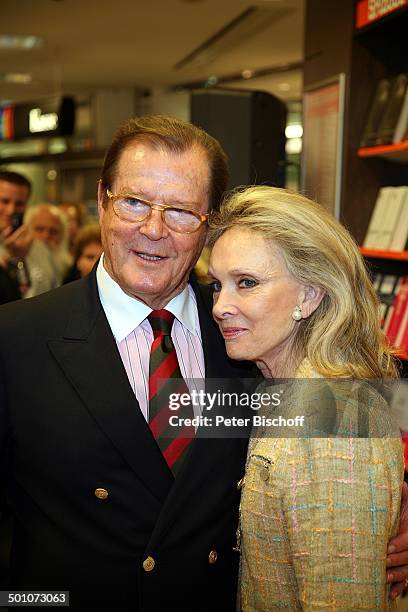 Roger Moore, Ehefrau Christina Tholstrup, Signierstunde Autobiografie "Mein Name ist Bond ... James Bond", "Mayersche Buchhandlung", Köln,...
