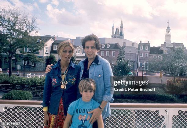 Daliah Lavi , , Ex-Ehemann Peter Rittmaster, Sohn Rouven, Park-Besucher, Kinderparadies "Walt Disney World Resort" , Orlando, Florida, United States...