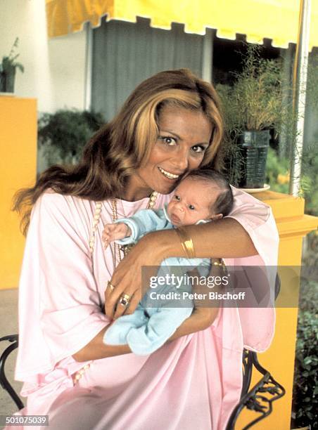 Daliah Lavi-Gans , , Sohn Alexander, Sunset Island, Miami Beach, Florida, United States of America , Nord-Amerika, Homestory, Baby, im Arm halten,...